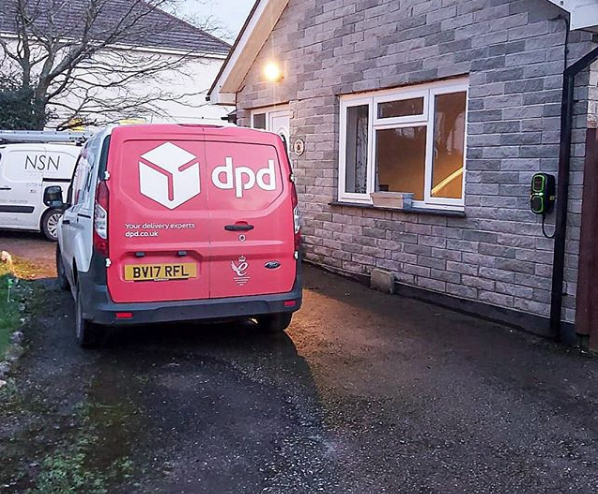 RolecEV's tweet photo. Great to see DPD drivers prepare for the arrival of their new electric vans with the WallPod:EV HomeSmart 📦🔌 Did you know that @DPDgroup_news' fleet will consist of 600 electric vans this year, meaning that 10% of their fleet will be making emission-free deliveries? 👏👍 https://t.co/5kUij9TEii