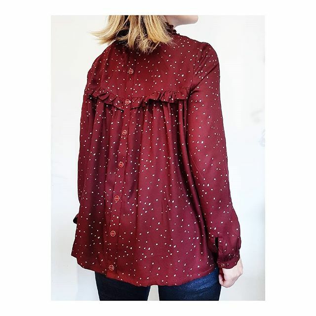 Ambyon's tweet photo. 2/2 : nouvelle blouse qui tombe à pic pour mon anniversaire 😁 Alors, cette cousette, c'est quand même un grand challenge : col archi compliqué, bracelets de manches, boutonnières, fronces... J'ai un peu souffert et ce n'est pas parfait, surtout sur l… https://t.co/t1iN4lDqsA https://t.co/KosrfVf5Qu