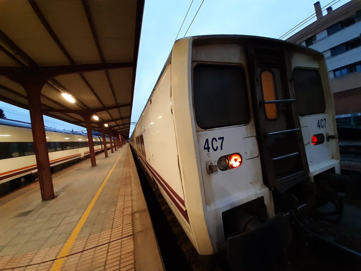 rubensmj's tweet photo. @Renfe Que verguenza eh, nos quedamos 3h dentro del tren hotel Pontevedra-Madrid. Al final nos meten en un bus y punto. Sin desayuno ni nada...seguimos en la carretera pasando por #leon #renfe https://t.co/kHHyJ6aNe1