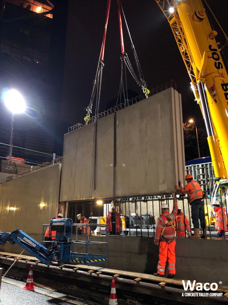 Waco_CV's tweet photo. Mooi vakwerk🤩Afgelopen weekend zijn de prefab betonnen midden wanden voor de overkluizing van de A12 geleverd en met succes geplaatst door @GebrSchoulsBV. Volgende fase is het aanbrengen van de brugliggers.  https://t.co/im9f18IXCE 📍Den Haag https://t.co/OfiaX8N3mu