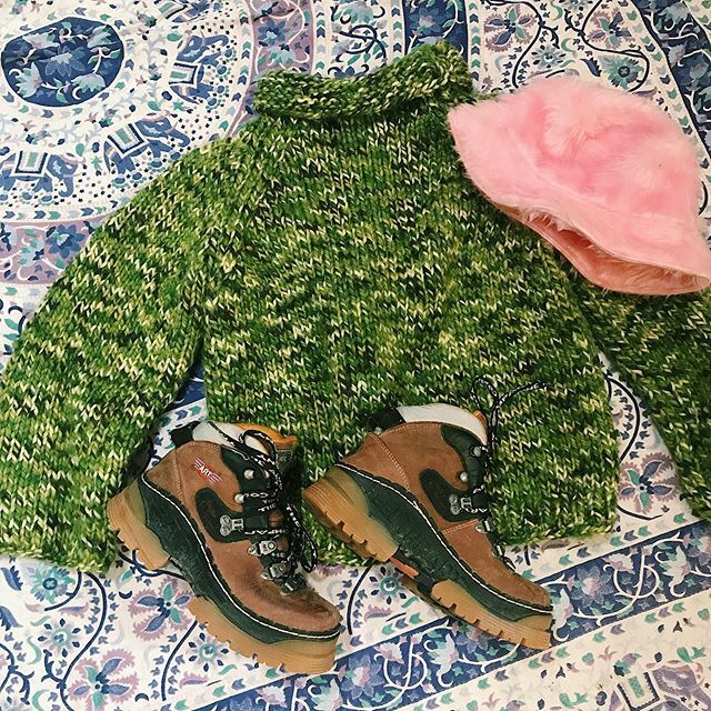 desertfoxshop's tweet photo. New arrivals! 🌿 We just dropped some hella cute vintage on the site last night 🙌🏻 Including these dream lace up boots (Size uk 4!) and super cosy knit jumper 🌻 Link in our bio to shop them all!
.
.
.

#vintage #vintageshop #bohostyle #hippiestyle #slowfashion #ethicalfashion… https://t.co/DLjCeft9DV