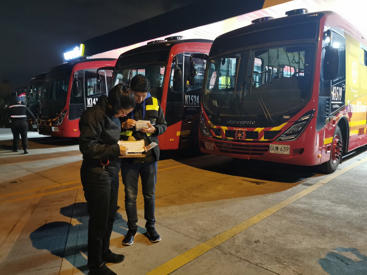 TransMilenio's tweet photo. Sigue 🔴 #EnVivo, el alistamiento de los 130 nuevos buses a gas que se integran al Sistema, para salir a operación y darle un nuevo aire a Bogotá.

#𝑵𝒖𝒆𝒗𝒐𝒔𝑩𝒖𝒔𝒆𝒔𝑵𝒖𝒆𝒗𝒐𝑨𝒊𝒓𝒆 https://t.co/crQulVTiTg https://t.co/UmoJAywJ3Y