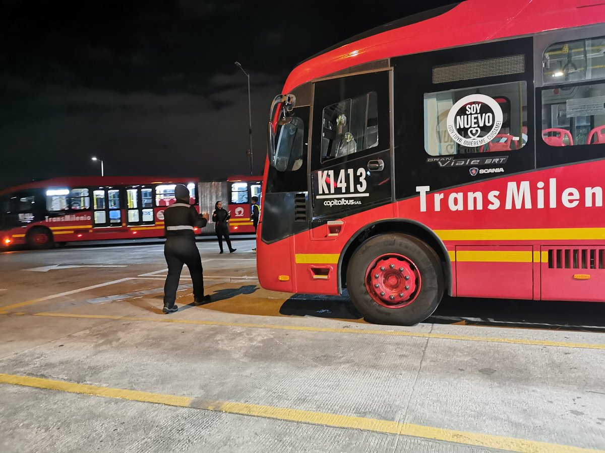 TransMilenio's tweet photo. Sigue 🔴 #EnVivo, el alistamiento de los 130 nuevos buses a gas que se integran al Sistema, para salir a operación y darle un nuevo aire a Bogotá.

#𝑵𝒖𝒆𝒗𝒐𝒔𝑩𝒖𝒔𝒆𝒔𝑵𝒖𝒆𝒗𝒐𝑨𝒊𝒓𝒆 https://t.co/crQulVTiTg https://t.co/UmoJAywJ3Y