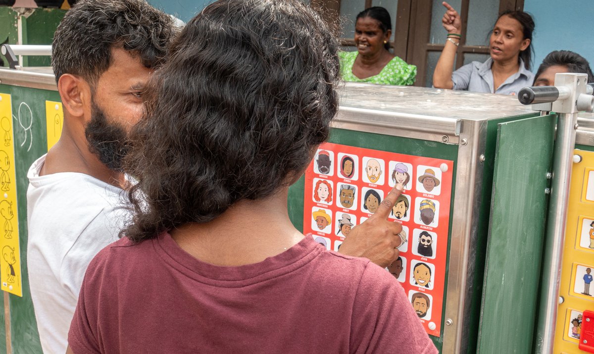 The launch of mobile school no° 57 in pictures! 🇱🇰 Check out the new article on our website to learn more about @ChildActionLanka ’s first moments with the mobile school on the Sri Lankan streets. 

mobileschool.org/blog/new-mobil…