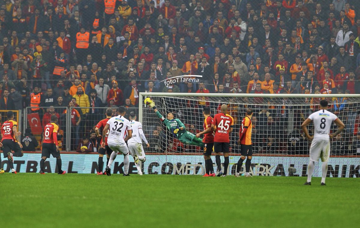FatihTerimciler's tweet photo. Bir kaleci nasıl mı şampiyonluk getirir ? Tam olarak Muslera’nın hareketleriyle. Nice kırılma anlarını lehimize çevirerek, birçok olmaz denileni yaparak bu senede şampiyonluk yolundaki en büyük katkılardan biri şüphesiz Nando’nun! 👏🏻👏🏻👏🏻 https://t.co/WNdSwL16VM