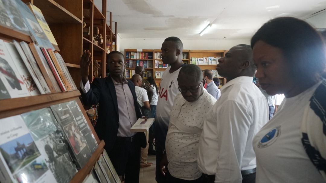 FondationAfric2's tweet photo. La suite de la visite,des directeurs de l'Union des Conseils Nationaux des Chargeurs d'Afrique,est conduite par le personnel de la Fondation AfricAvenir International. Puis, une séance de dédicace, des ouvrages du Prince KUM'A NDUMBE III, vient clôturer ce grand moment de partage https://t.co/ZtieNnIj8u