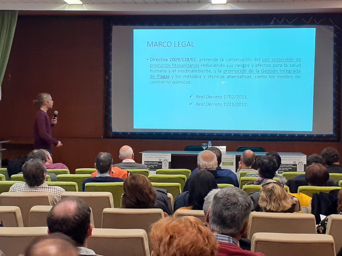FundacionUBU's tweet photo. David Ruano, de #Itacyl, explica la Gestión Integrada de #plagas. Cerca de 80 personas hemos reunido en Briviesca para aprender sobre esta materia. https://t.co/HHv19e3pSx