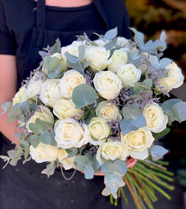 regiacasa's tweet photo. Ramo de rosas, pedido especial, para un momento único #regiacasa #roses #summer photography #verano #instaflower #flowershop #flowerboutique #decoracion #instadecor #flowerbouquet #flores https://t.co/tCieWC6tWX https://t.co/vUHeCeeBJH