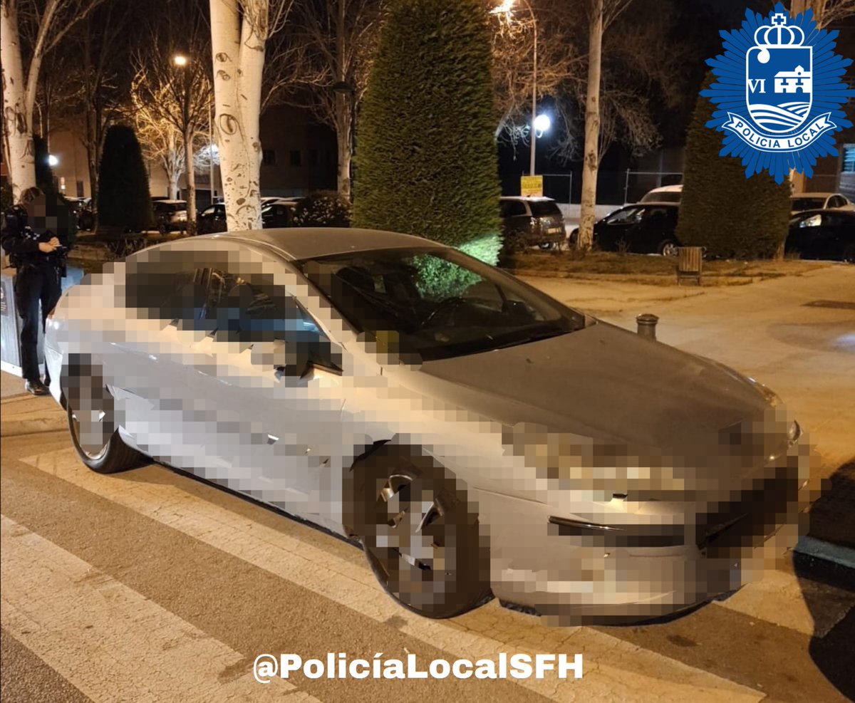PoliciaLocalSFH's tweet photo. ➡️Solo se nos ocurre una opción para que alguien estacione el vehículo asi:
👉Que no quiera tener ninguna competencia para llevarse el premio al #IncivicoDelDìa 🥇
➡️Nuestr@s 👮‍♀️🚔👮‍♂️le recononocen ese esfuerzo con poco de #Espabilina 📝
#PiensaEnLosDemas
#RespetaLasNormas https://t.co/3ULiTBAqSE
