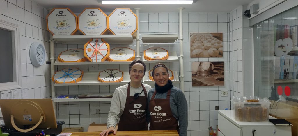 Jordilopezrava1's tweet photo. En #EsMercadal visitando el obrador artesanal Can Pons Menorca. Premiado por elaborar la mejor #ensaimada del mundo. Enhorabuena! Todo mi apoyo a la producción y al comercio local. #Menorca #CanPons #ProductoMenorca #MenorcaCalidad #ComercioLocal https://t.co/tTYctrCLw6