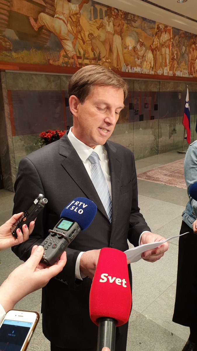 MihaOresnik's tweet photo. Ustanovitelj @StrankaSMC in odhajajoči zunanji minister @MiroCerar ne bo predsednik državnega zbora. Včeraj sta se sestala z @PocivalsekZ:
"Danes izstopam iz stranke, ki ni več stranka Mira Cerarja niti več stranka modernega centra." https://t.co/ZlVNAno174