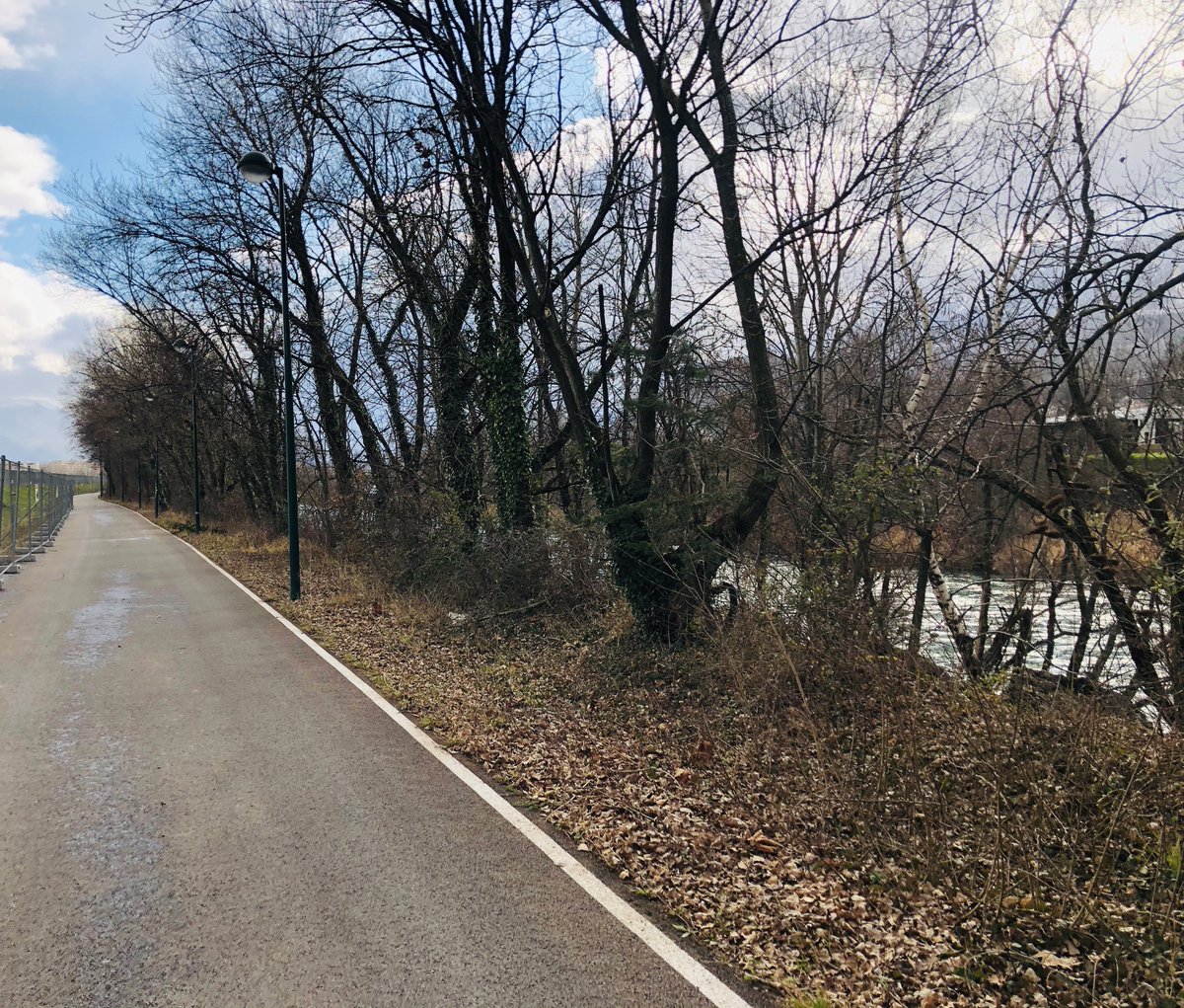 A480Rondeau's tweet photo. Ouverture de la piste cyclable Louise-Michel ✅🚴‍♂️

Vous pouvez dès aujourd'hui profiter de la voie cyclable à proximité de Louise-Michel.
La piste a été remise à neuf et grâce au nouvel écran acoustique, pédalez au bord du Drac en toute quiétude https://t.co/9s0tNYfmhh