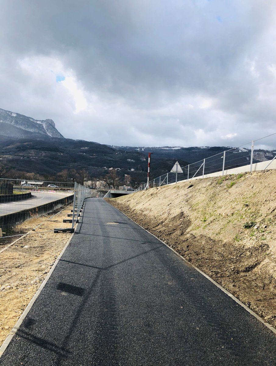 A480Rondeau's tweet photo. Ouverture de la piste cyclable Louise-Michel ✅🚴‍♂️

Vous pouvez dès aujourd'hui profiter de la voie cyclable à proximité de Louise-Michel.
La piste a été remise à neuf et grâce au nouvel écran acoustique, pédalez au bord du Drac en toute quiétude https://t.co/9s0tNYfmhh