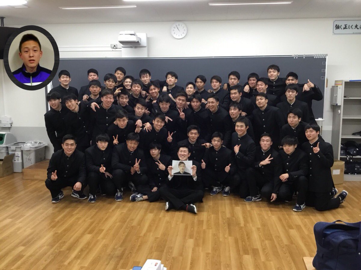 taku_taniguchi's tweet photo. コロナの影響で帰国できず、卒業式に出られませんでしたが、今日高校を卒業しました❗️
卒業式には出られなかったのですが、チームメイトのみんなが卒業式してくれました😭😭🇦🇺
とにかく最高の高校生活でした。
みんなありがと‼️
大学でも引き続き水泳頑張ります。😇
#日大豊山
#3年G組
#卒業 https://t.co/PTqZi6TmEL