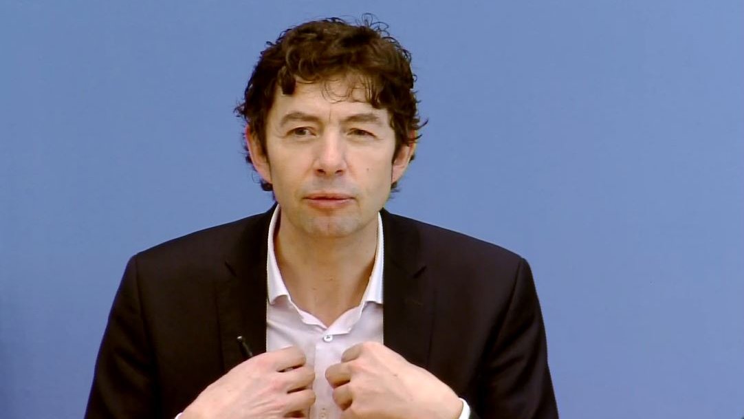 „Diese Erkrankung ist eine milde Erkrankung. Wir sorgen uns um die Gesellschaft, nicht um den Einzelnen“, sagt <a href="/c_drosten/">Christian Drosten</a> von der <a href="/ChariteBerlin/">Charité - Universitätsmedizin Berlin</a> in der Bundespressekonferenz.