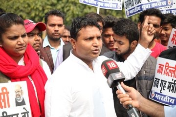 IYCKarnataka's tweet photo. #DelhiRiots ದೆಹಲಿಯ ಗಲಭೆಯಲ್ಲಿ46 ಜನ ಸಾವನ್ನಪ್ಪಿದ್ದಾರೆ. 200ಕ್ಕೂ ಹೆಚ್ಚು ಜನರು ಗಾಯಗೊಂಡಿದ್ದಾರೆ. ಕೋಮು ಗಲಭೆ ನಿಯಂತ್ರಿಸಲಾಗದ ಹೊಣೆ ಹೊತ್ತು @AmitShah ರಾಜೀನಾಮೆ ನೀಡಬೇಕು. #ResignNowAmitShah 
ಎಂದು ರಾಷ್ಟ್ರೀಯ ಯುವಕಾಂಗ್ರೆಸ್ ಅಧ್ಯಕ್ಷ ಶ್ರೀ@srinivasiyc ಮತ್ತು ಯುವಕಾಂಗ್ರೆಸ್ ನ  ಸದಸ್ಯರು  ಒತ್ತಾಯಿಸಿದರು. https://t.co/CjNoc6NOtp