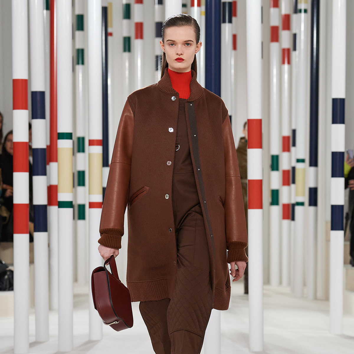 Hermes_Paris's tweet photo. Pour l’automne/hiver 2020, des lignes harmonieuses dévoilent des aplats de couleurs dynamiques. Hermès porte un regard neuf sur l’univers équestre, à découvrir dans la nouvelle collection. 
#HermesFemme
https://t.co/xPa4YEbEqK https://t.co/sDkrOo7qm9