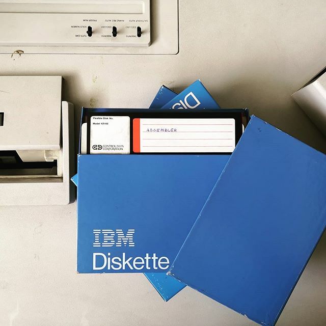 verdebinario's tweet photo. IBM Assembler per System/32 (1975)
Su floppy da 8 pollici 🙀🤖😮😎
Museo Interattivo di Archeologia Informatica (MIAI) #Cosenza
#computerhistory #IBM #70s #MIAI #MusIF https://t.co/lx0XL9WTLu