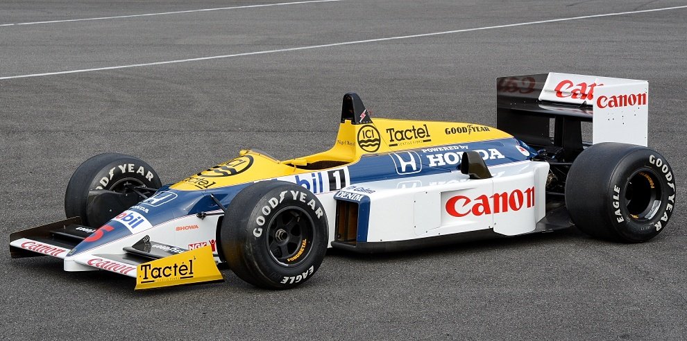 まあ、コレな訳です。
ウイリアムズホンダF1!
とある所でこのカラーリングを見つけ、制作してる人に直接頼み込んだ。
一月半ほど待って、出来上がり。
こういうカラーリングが決まるのはホーネットのボディーならではだね。
これはクラッシュさせられないなー。