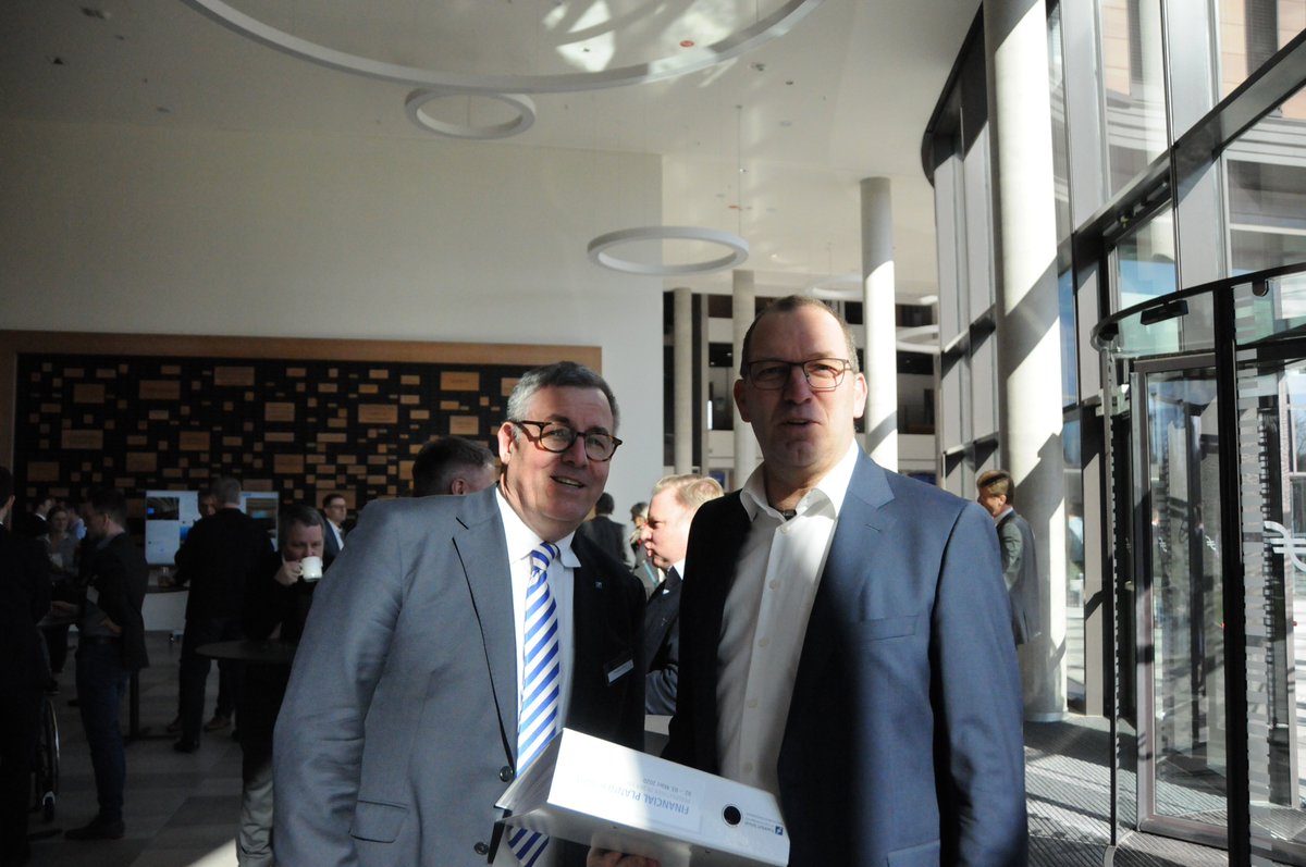 fs_kohrs's tweet photo. Networking @FrankfurtSchool! Zwischen "Volkswirtschaftlichen Rahmenbedingungen" und "Besteuerung von Kapitalanlagen" ist Zeit für einen ersten Austausch. #FSFPTage #ExecEdFS https://t.co/bXT8UdHBsl