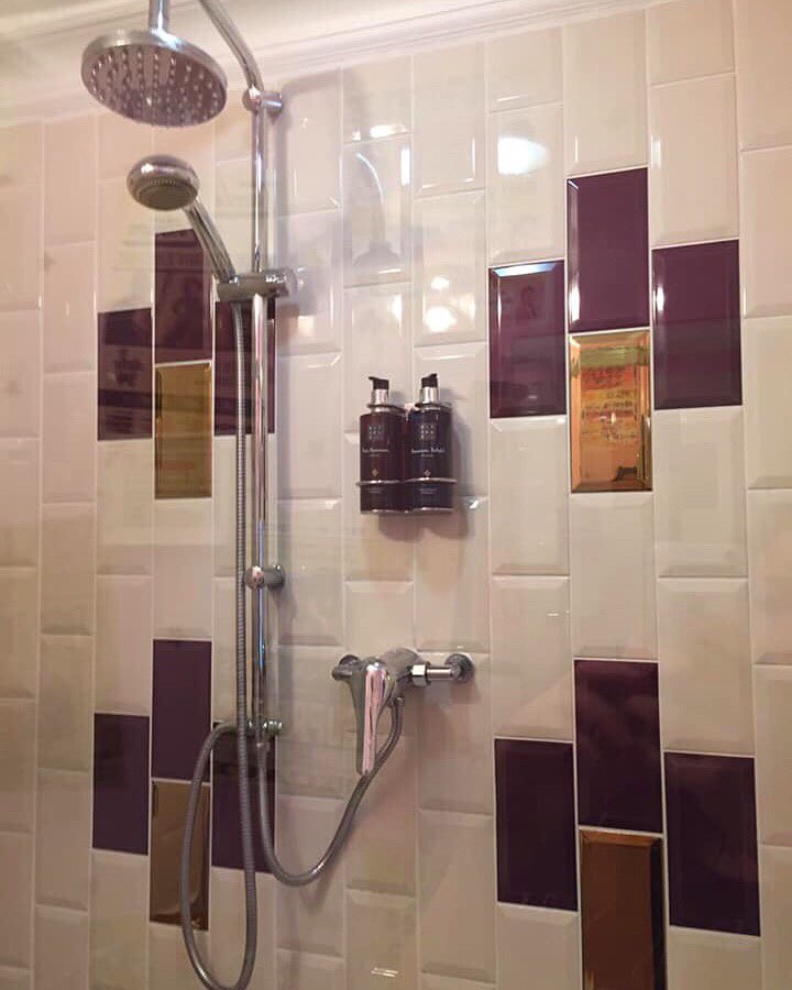 HotelPelirocco's tweet image. Golden (and purple) shower in Soul Supreme. 
#showertime #fresh #powershower #bubbles #ensuite #tiling #gold #golden #boutiquehotel #brighton #travel #brighton
