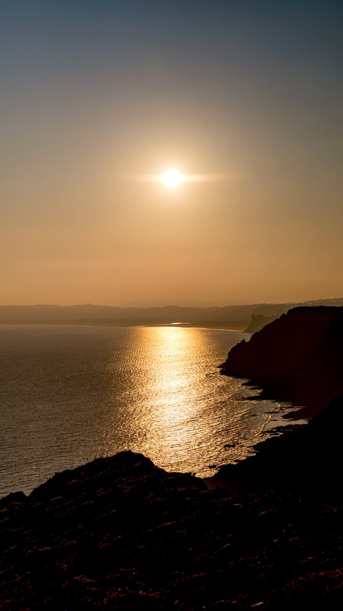 Nutty_Pear's tweet photo. Sunshine at last! Throwback to a warm summer evening on the beautiful Welsh coast. Looking forward to more days like this! 🥰 #Wales ☀️🏴󠁧󠁢󠁷󠁬󠁳󠁿 https://t.co/oAyJi1JbvZ