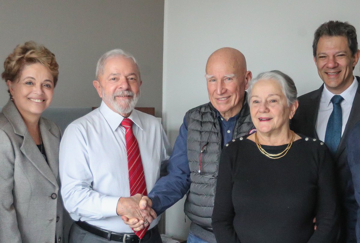 Com o companheiro Sebastião Salgado hoje em Paris. Tivemos uma boa conversa sobre a Amazônia, desenvolvimento sustentável, a riqueza da biodiversidade brasileira e os desafios para lutar pela sua preservação. 

Foto: Ricardo Stuckert