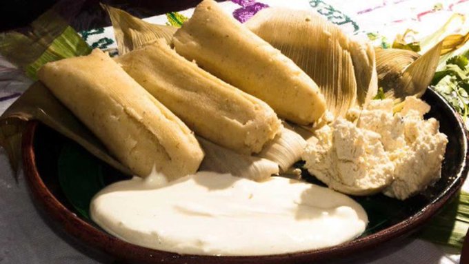 FoodandTravelMX's tweet photo. Los uchepos van envueltos en hojas de maíz. Para su elaboración, se desgrana y se muele el maíz, se mezcla con leche, mantequilla y azúcar. Si los acompañas con algún atole está perfecto. https://t.co/AOUfDLt8Nm