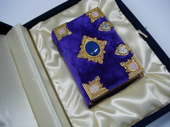 I #FacSimile: le opere d’arte dell’editoria

Come si realizza una fedele copia di un #manoscritto antico👉 bit.ly/librifacsimile

#Faenzagroup #printing #packaging #publishing