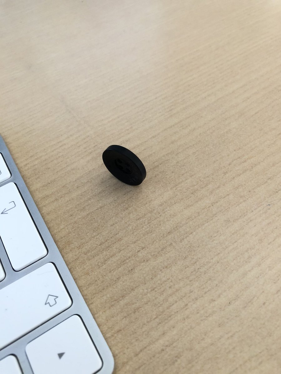 danititti's tweet image. Oggi è il giorno in cui stanno in piedi i bottoni. La NASA spieghi #buttonchallenge