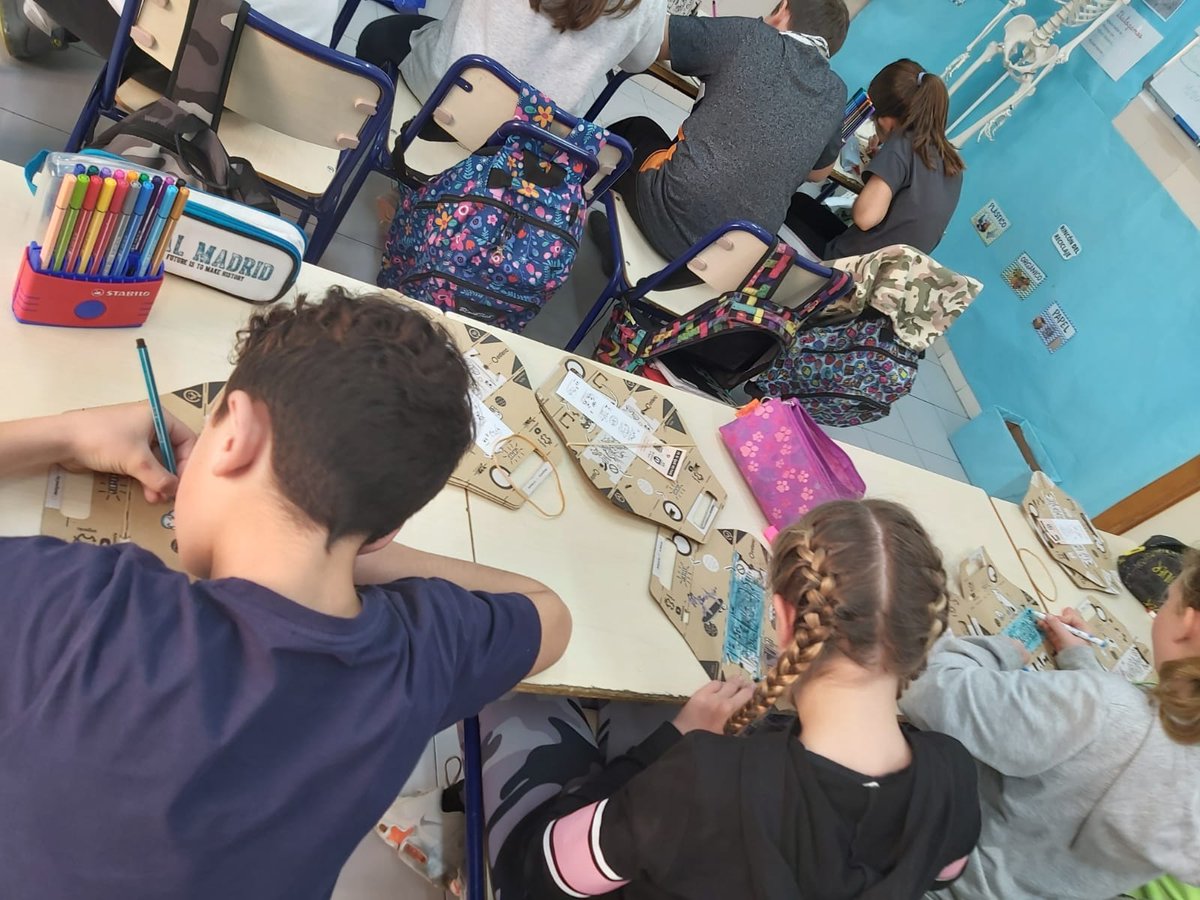 esferic's tweet photo. 🛬 Las #CharlasEsferic viajan a #Busot (Alicante). Organizadas por el Ayuntamiento de Busot, los niños se conciencian de lo importante que es recoger las cacas 💩 de sus mascotas 🐕 y  mostrarán a los mayores cómo hacer las cosas mejor 😀. Por cierto, Busot es precioso!! #Ecopoop https://t.co/kHd0KWsAMY
