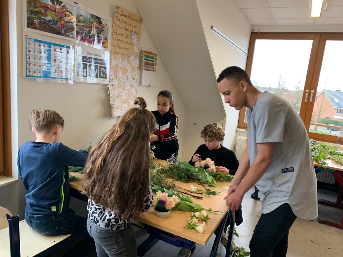 OBSDEPLANTAGE's tweet photo. Leerlingen van het Wellantcollege leren onze leerlingen biedermeiers maken. https://t.co/LOJ2Eioj3O