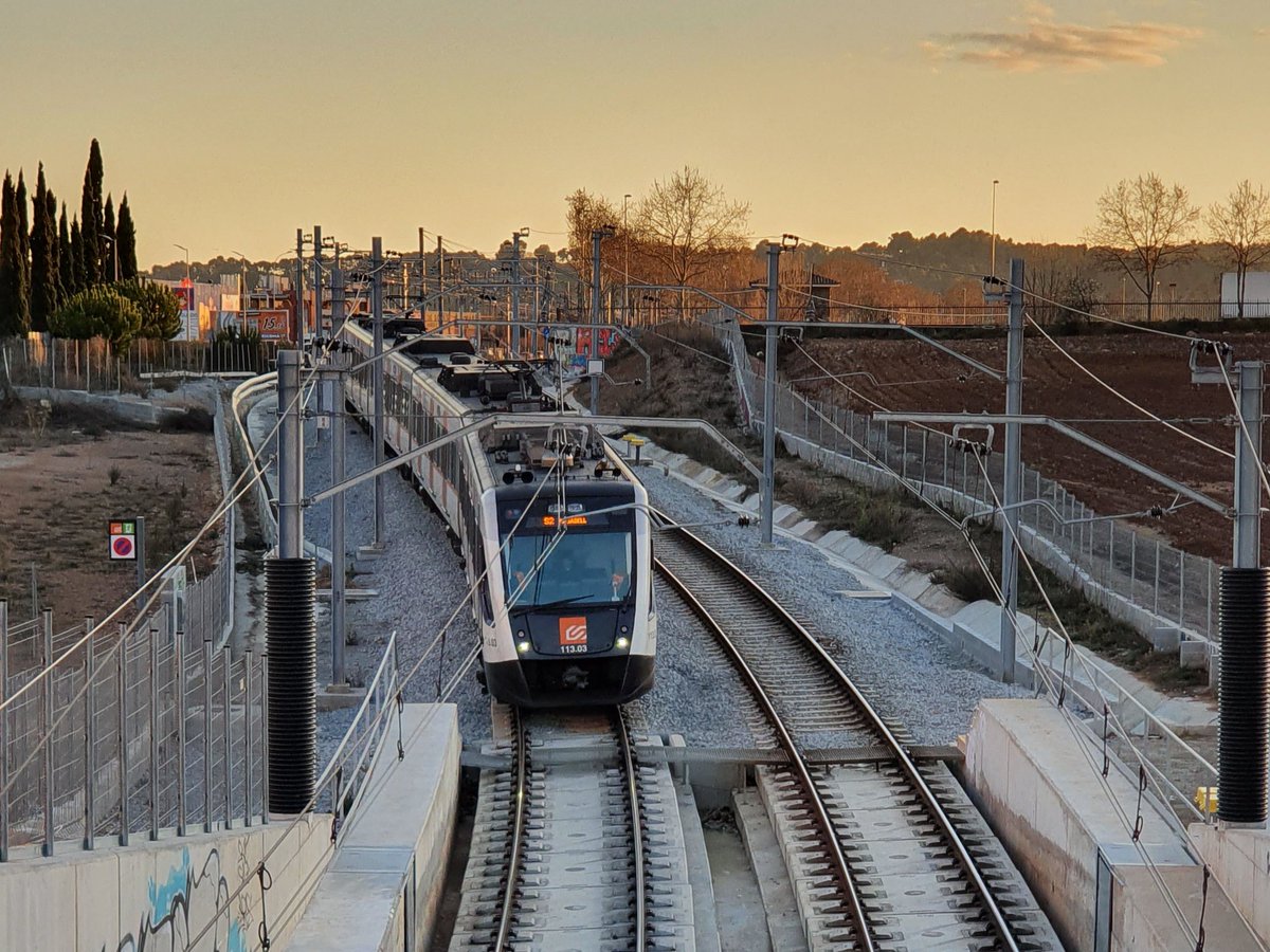 PorqueresArnau's tweet photo. Unitat 113.03 d'@FGC entrant cap a Can Feu/ Gràcia amb un cel de capvespre.
#FGC #igersfgc #ferrocarrils #S2 #Sabadell #trainspotting #trains_worldwide #railways_of_our_world https://t.co/SnwAQ4ACC7