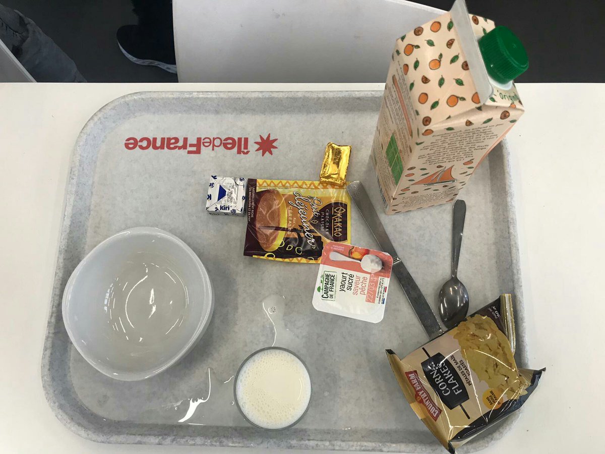 SVT_Bergson's tweet photo. Semaine de l'alimentation au lycée - Au tour des 2ndes 10 UPE2A de prendre un petit-déjeuner équilibré ce matin. https://t.co/BPVaPrS2v4