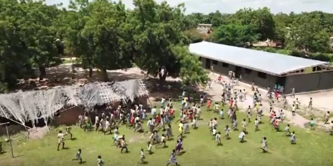 SafeSolvents's tweet photo. A community in #Ivorycoast has partnered with @UNICEF to transform #landfill #waste into bricks for schools! https://t.co/xW8eAmr1g3 https://t.co/38nwPBl75k