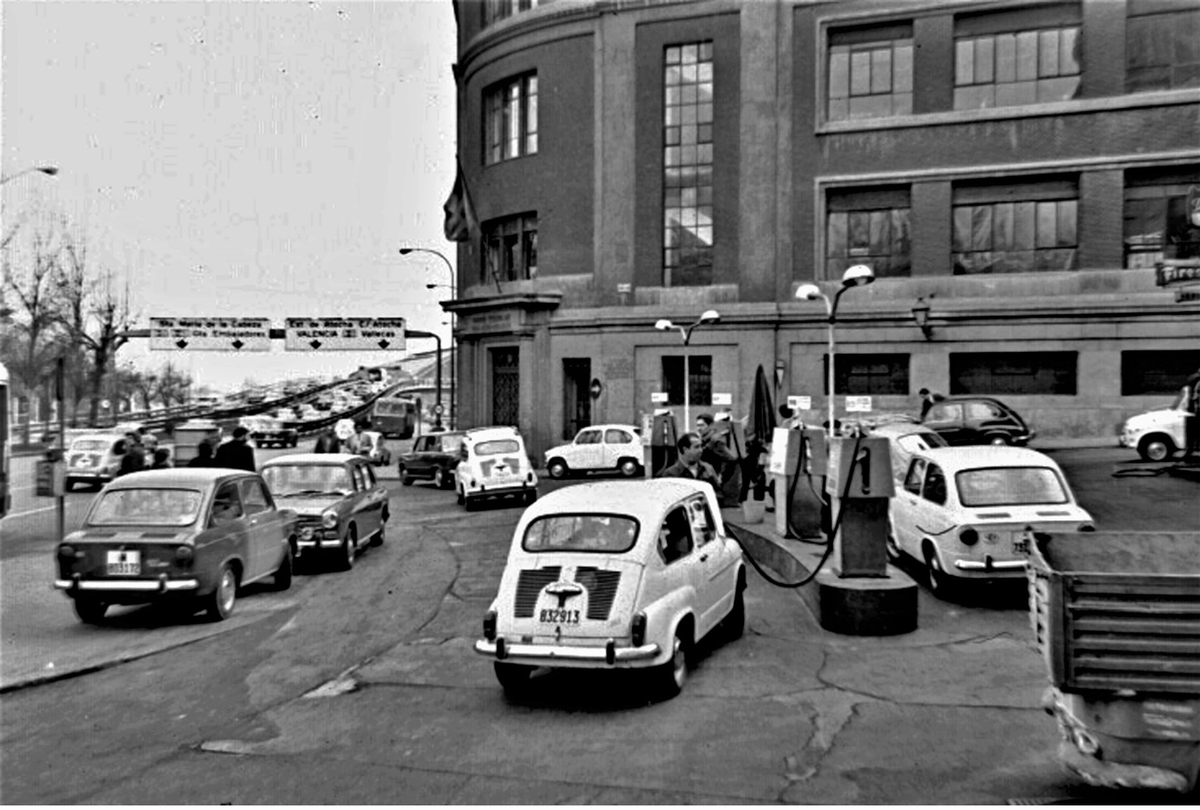 Año 1969. Coches repostando combustible en la gasolinera que existía en el Paseo del Prado esquina a la madrileña Calle Almadén donde actualmente se sitúa el <a href="/CaixaForum/">CaixaForum</a>
 #MadridAntiguo