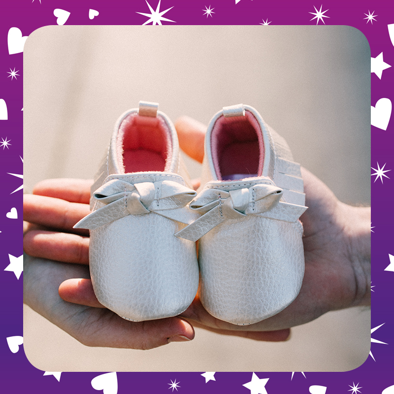 De babyshower is van oorsprong een Amerikaanse traditie. De traditie is waarschijnlijk ontstaan doordat vrienden en familie in moeilijke tijden de aanstaande ouders ondersteunen met praktische spullen. Bekijk hier onze babyshower tips: bit.ly/39RSKPh