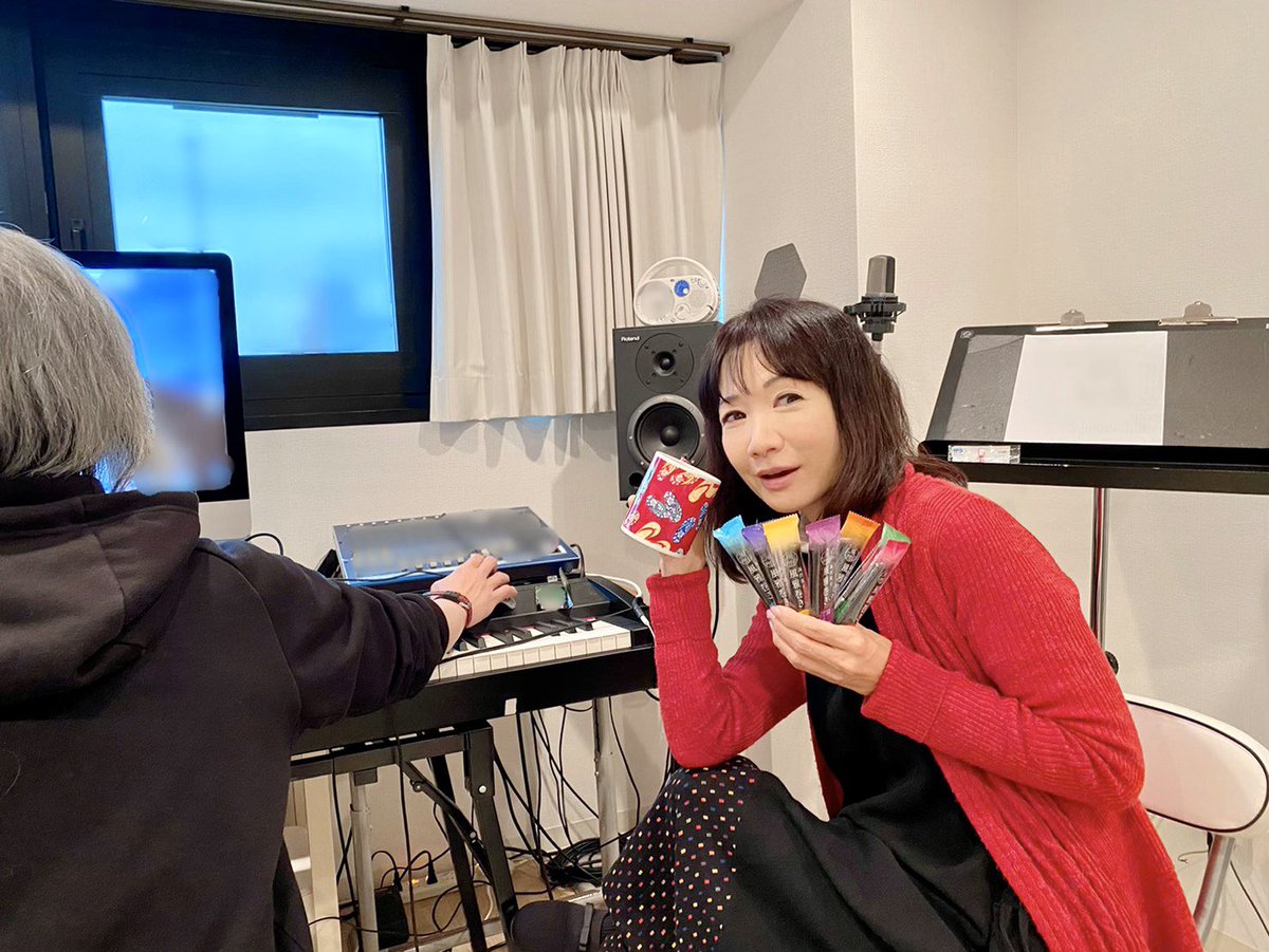 hiramatsueri's tweet photo. 雨の東京☂️
今日は一日、音響環境整える日となりました♪
やっぱり今日もおやつは必要☝️
10カラーのこのおかき
"風雅" 10色の味が楽しめました✨

雨の日は
おうちでおやつが嬉しいな🎀

#Mac ＃apogeeone #雨 #おやつ #おかき #音楽 #ROLAND #RD700GX #平松愛理 https://t.co/bqhQhZ7LpU