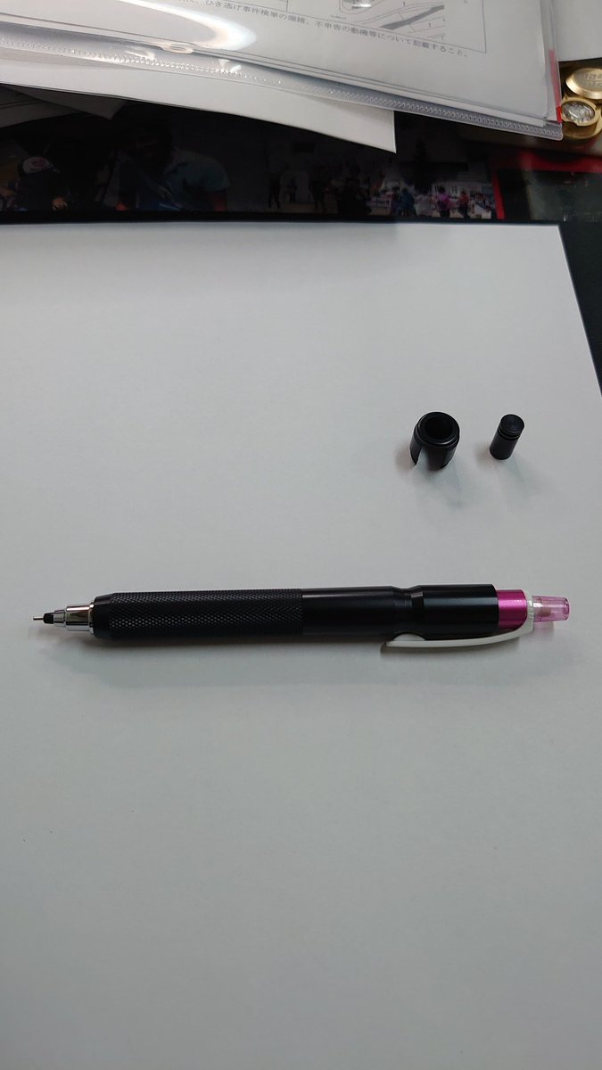 hammershark9's tweet image. ナガサワ文具で『スマートジャケット』なるものを見つけて早速クルトガに装着したの図。 あっという間にイカツイシャーペンの出来上がり。
#SMARTJACKET #クルトガ