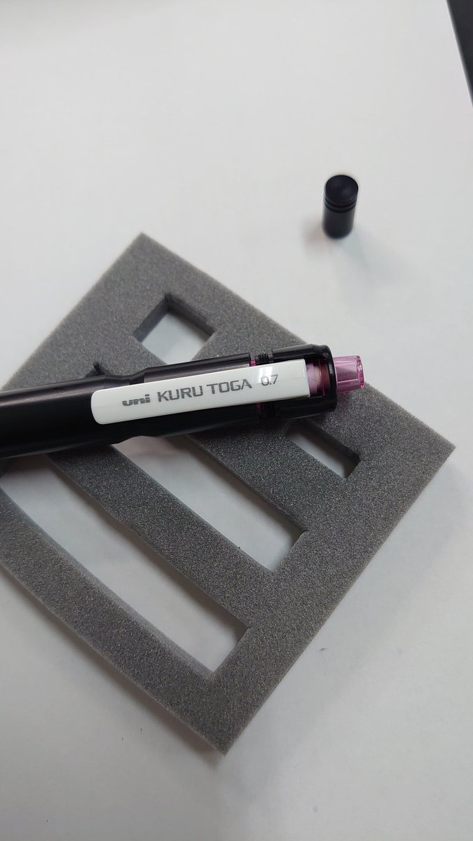 hammershark9's tweet image. ナガサワ文具で『スマートジャケット』なるものを見つけて早速クルトガに装着したの図。 あっという間にイカツイシャーペンの出来上がり。
#SMARTJACKET #クルトガ