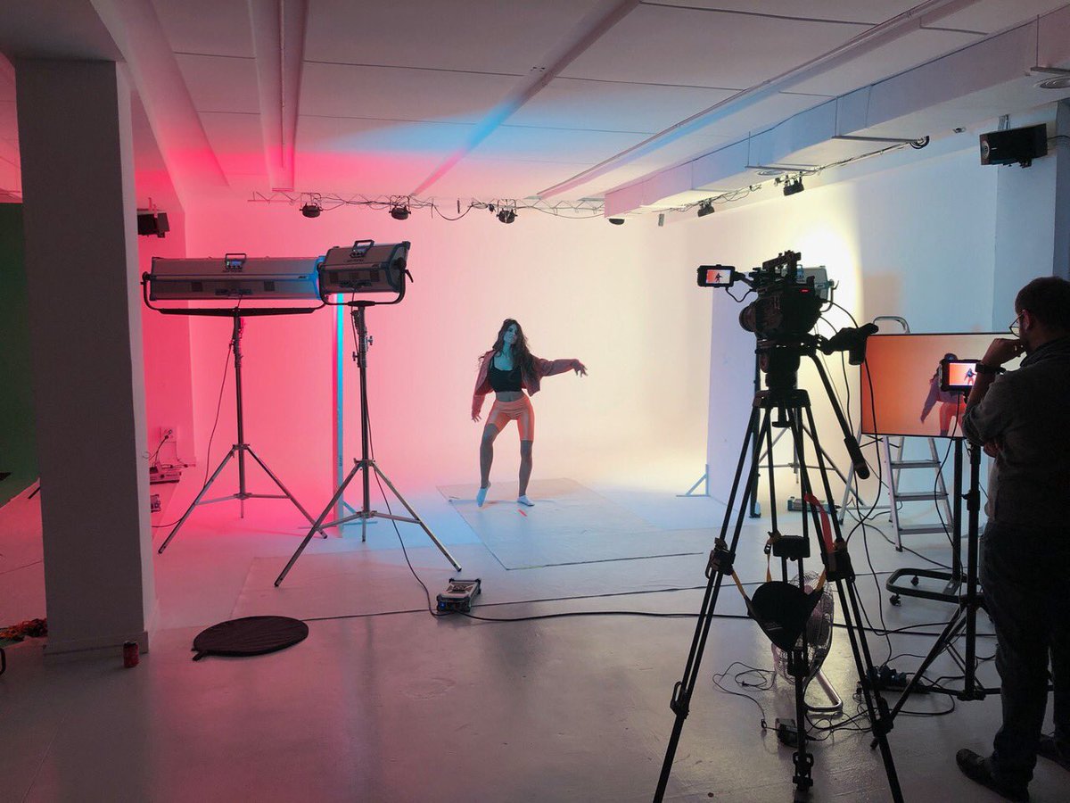 recamarapro's tweet photo. Estuvimos recientemente grabando en nuestro #plató un #videoclip con todos nuestros medios técnicos.

Recuerda que podemos hacerte el vídeo que quieras. Tenemos plató pintado tanto en #croma como en blanco, con barras de luz y una gran cortina negra aislante. https://t.co/AkYP97iEfI
