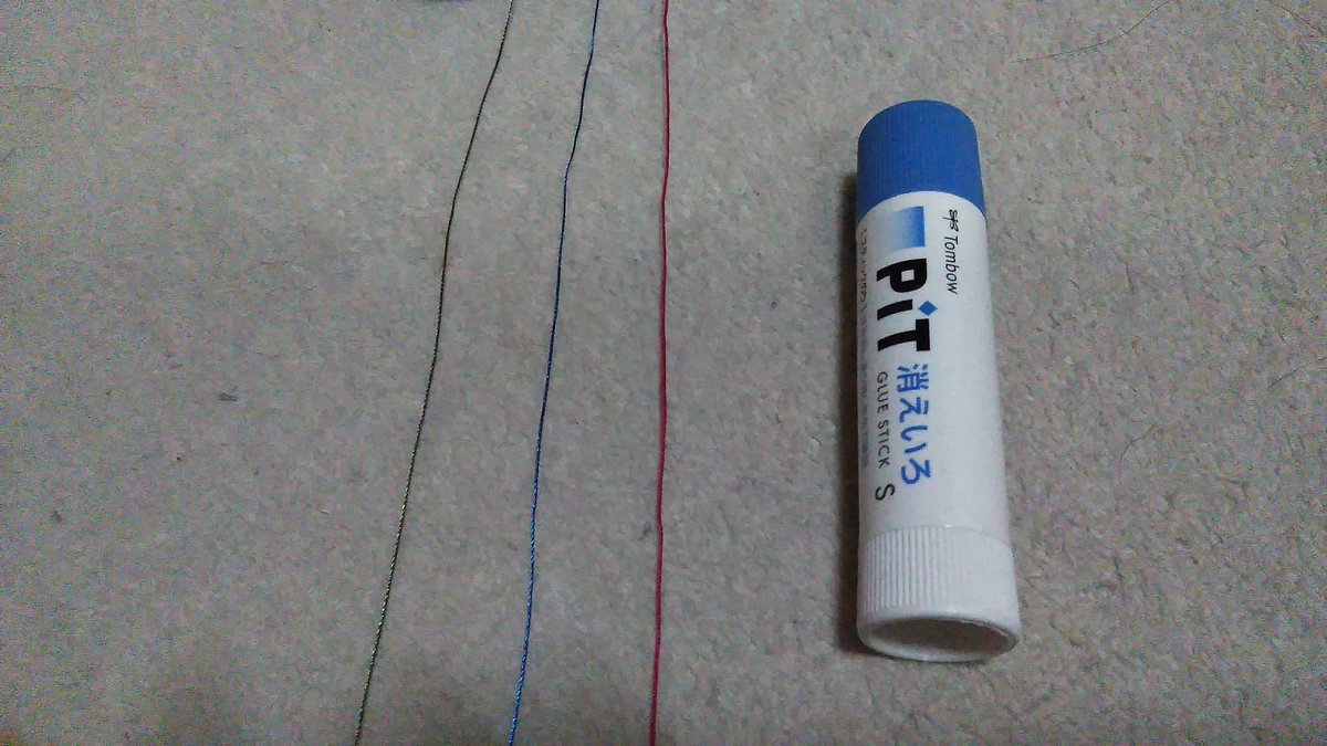 朱鷺 翔 糸の太さ比較 左端から緑と青がオヤ糸 中細 右端の赤い糸が市販されてるレース糸 40番 オヤにはさらに細い極細があって これは素人では扱うのは無理 ーー