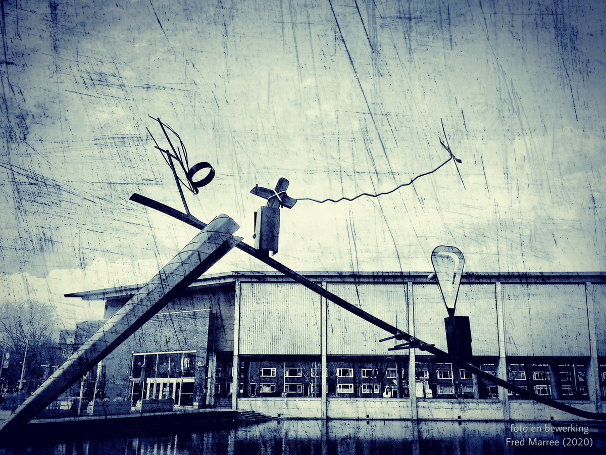 FredMarree's tweet photo. Ook dit is Rotterdam. 
Sculptuur van #AukeDeVries in de vijver van Het Nieuwe Instituut (v/h het NAi) pal tegenover de ‘ExPot’ (het in aanbouw zijnde Depot van museum Boijmans-van Beuningen)...
#rotterdam #museumpark #hetnieuweinstituut #ExPot #depot #boijmans #museum https://t.co/SHz678UMHm