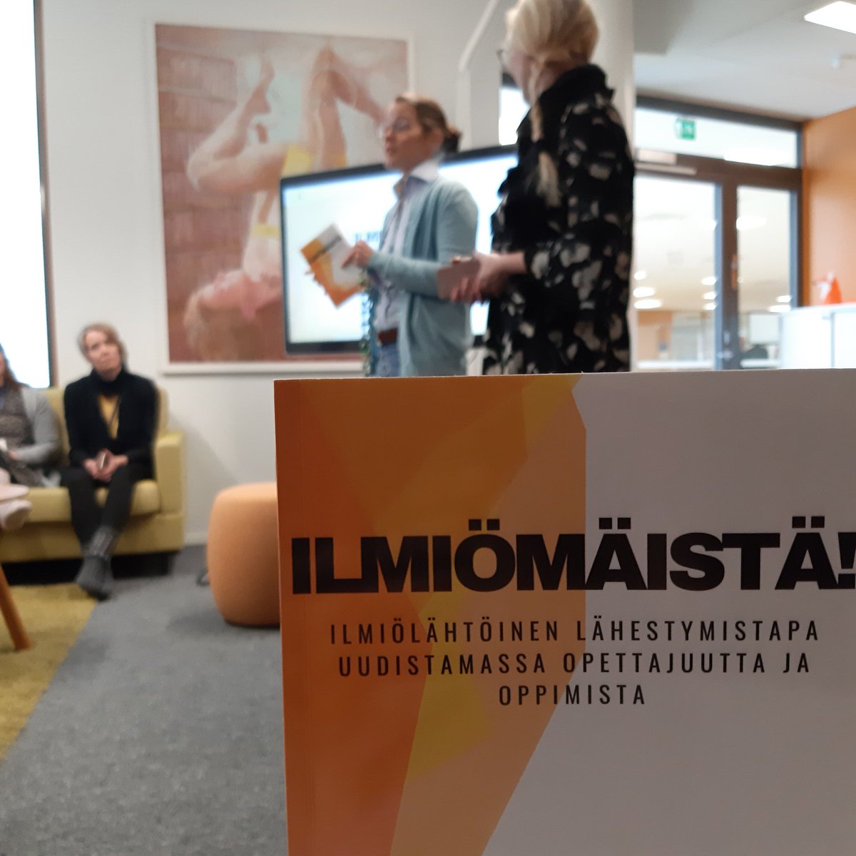 Tänään juhlitaan #ilmiömäistä!-kirjan julkkareita! Lue kirjaa: uuttaluova.fi/ilmiomaista
#ilmiölähtöisyys #koulutus #opejutut #kokonaisvaltaisuus #monitieteisyys #tutkivaoppiminen