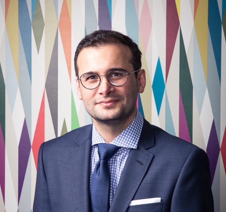 ODTÜ Bilgisayar Mühendisliği'nden mezun oldu. Online eğitim sektörlerinde girişimlerde bulundu, Silikon Vadisi'ne gitti. Zorluklarla karşılaştı, projesine yatırım bulamadı. En sonunda bulduğu yatırımla Udemy'i kurup önemli yerlere getiren Eren Bali'nin hikayesi bu #SeninHikayenNe