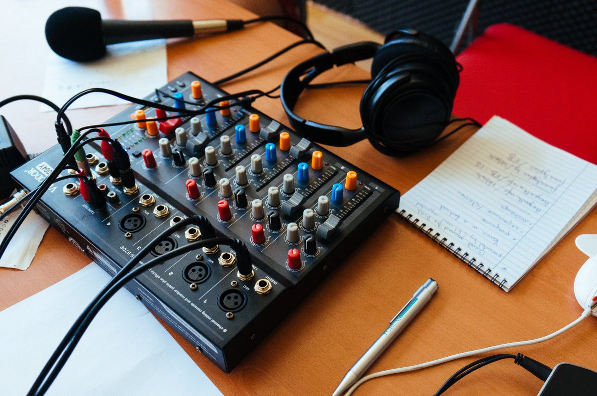 mundoantenaFM's tweet photo. ¿Quieres que el "El Mundo en nuestra antena" haga un programa en directo desde tu #radioclub? Escríbenos a mundoantena@ure.es y nos pondremos en contacto contigo. https://t.co/SuVDaSC8Pt