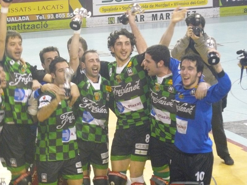 cenoia's tweet photo. 🗓️⏪ #AvuiFa 12 anys (2/3/2008) el @CENoia @Freixenet guanyava la 2a #copaOK a Igualada, superant el @clubpativic als penals. L'únic gol de la tanda el va fer Pere Varias, actual entrenador. Pel camí van superar al @HockeyclubLICEO (3-1) i @blaneshc (3-2).

#somNoia #santsadurni https://t.co/SRyfNTWdwf