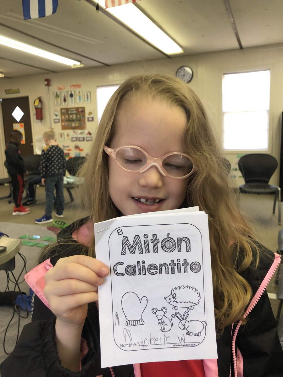 SraBlackwell's tweet photo. 1st graders used literacy strategies to understand a story. We made mini-books to practice re-telling! #lex1literacy @LOWLT #worldlanguagesrock #pathtoproficiency https://t.co/8NUknOKY4A