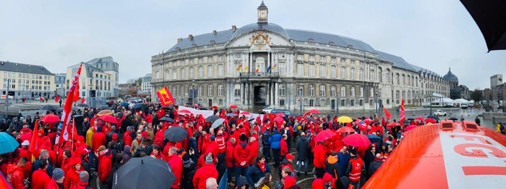 fgtbliege's tweet photo. Près de 1000 personnes présentes pour défendre nos libertés syndicales ! #libertésfondamentales #syndicalistepascriminel #stlambert #liege #fgtb #solidarité https://t.co/VUEmZxMIPB