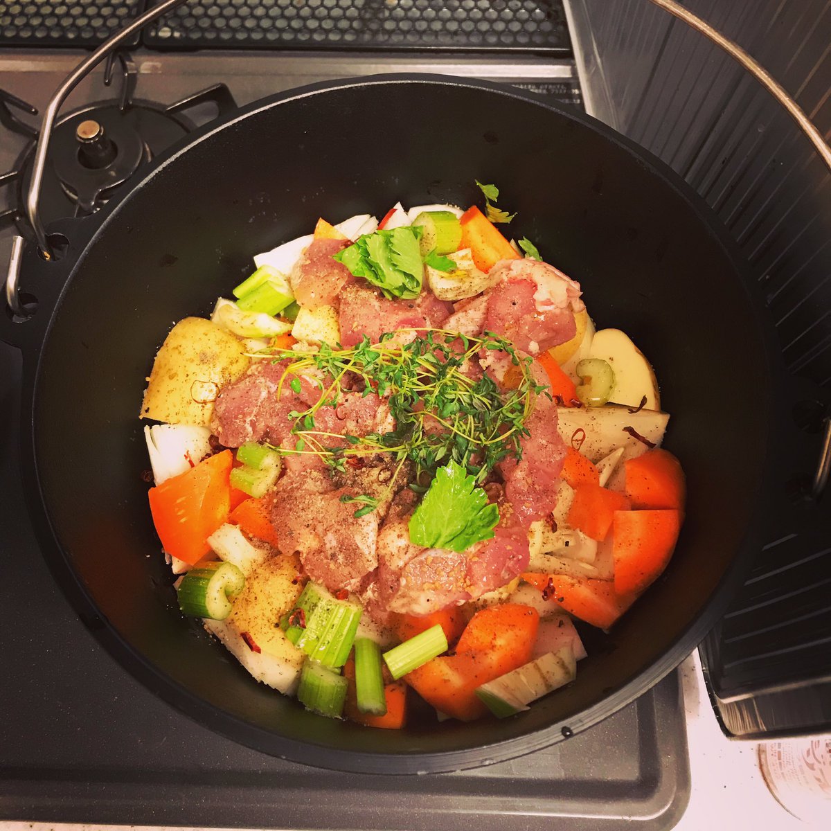 FROGBROG's tweet photo. 【ダッチオーブンを使った鶏モモ肉の旨汁無水煮】
詳細は下を見てね！
https://t.co/2FAHDGSG7k

#無水鍋　#無水料理　#無水調理
#ダッチオーブン 
#サイエンスキッチン
#sciencekitchen
#男子ごはん
#イクメン料理
#料理好きな人と繋がりたい
#料理好きと繋がりたい
#おうちごはん
#料理好き https://t.co/YY0ewcwAEt